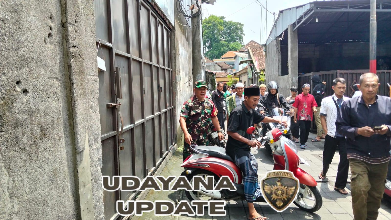 Jaga Keamanan dan Toleransi, Babinsa Bedulu Amankan Sholat Jumat di Masjid Nurul Yaqin