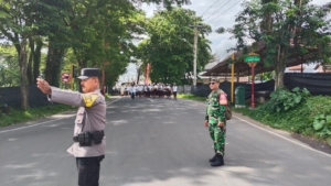 Babinsa Gianyar Kawal Mendak Ida Betara Dalem Beng Lunga, Upacara Berjalan Aman dan Khidmat