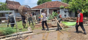 Aksi Peduli Bencana: Koramil 1607-02/Empang Pimpin Gotong Royong Pasca Banjir