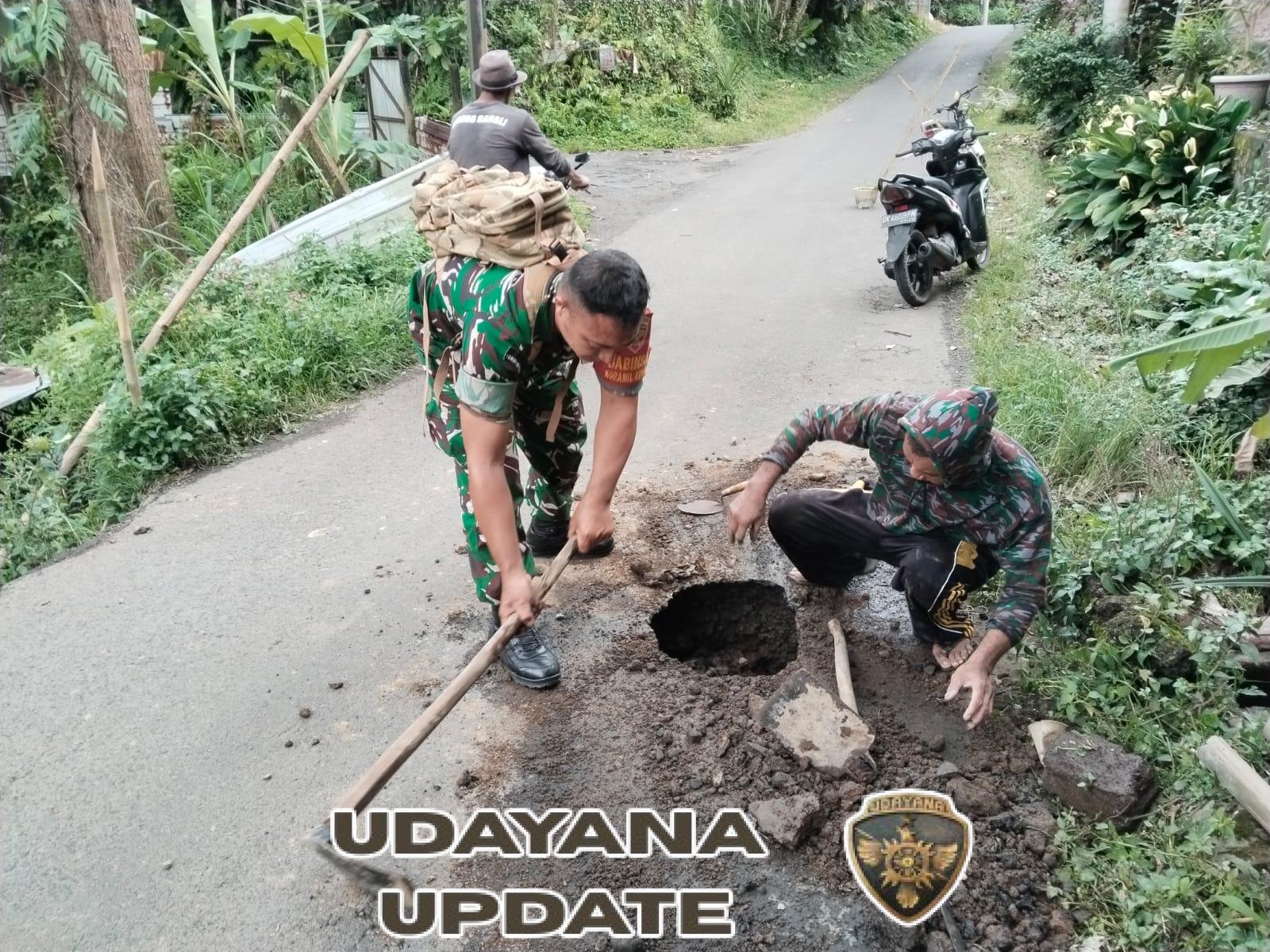 Sigap Cegah Kecelakaan, Babinsa Tembuku Bersama Warga Tambal Jalan Rusak