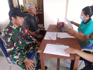 Babinsa Koramil Klungkung Dampingi Donor Darah Di Desa Gelgel