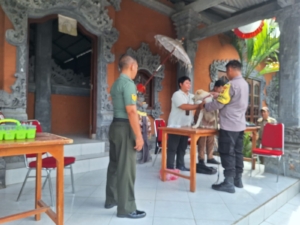 Babinsa Desa Patas Dampingi Petugas Vaksinasi Rabies di GOR Mekar Sari guna Tekan Kasus Gigitan Anjing