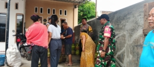 Cegah Penyelewengan, Babinsa Desa Dalam Pantau Distribusi 200 Tabung LPG Subsidi