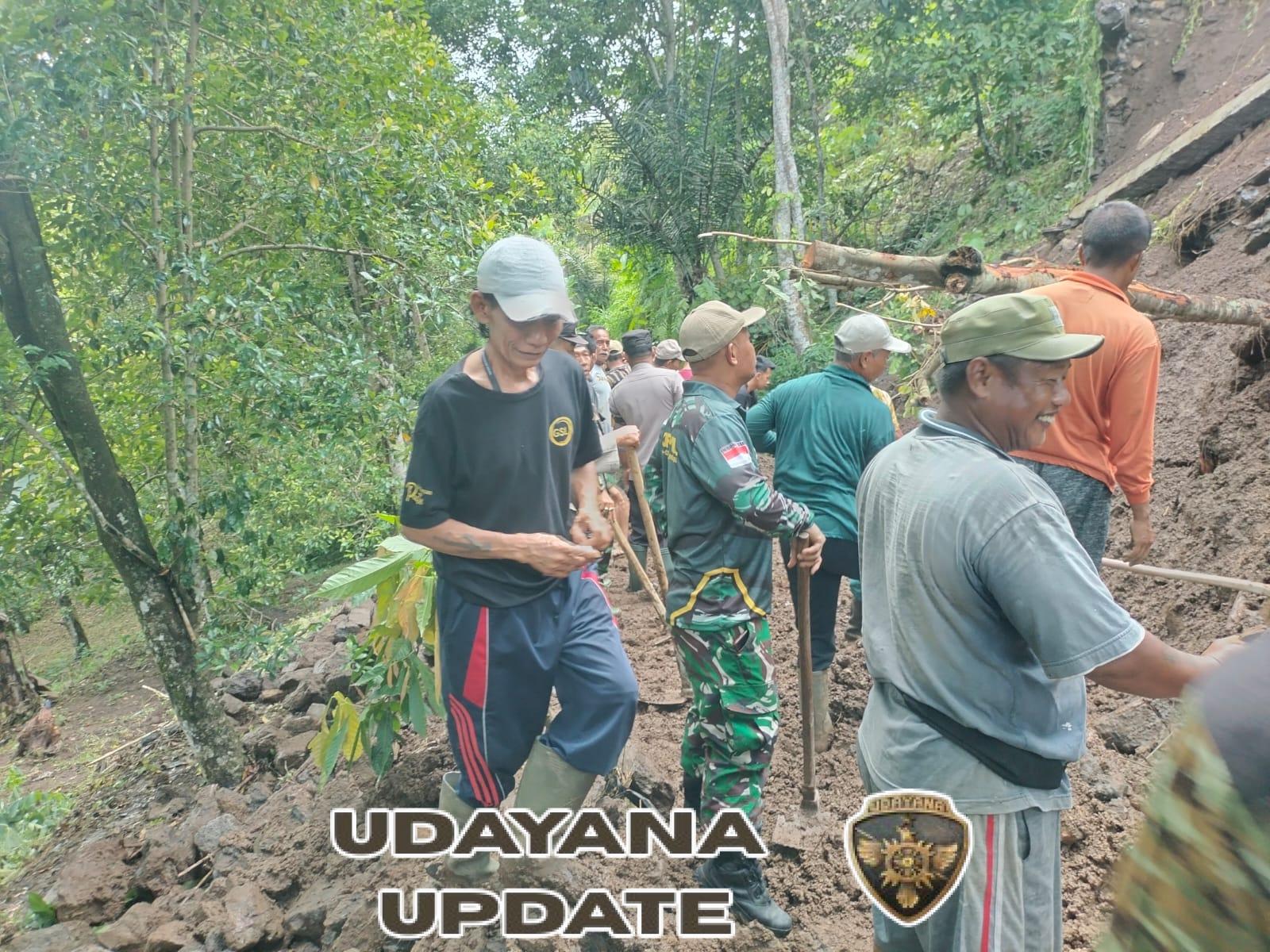 Sinergi Tanpa Batas, Anggota Koramil Busungbiu Bersama Warga Bersihkan Irigasi Pasca Longsor