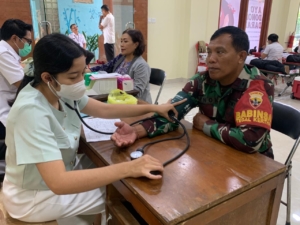 Sinergi Camat Denpasar Barat-Koramil 1611-07: Donor Darah Massal HUT Kota ke-238