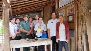 Babinsa Beratan Kawal Transparansi Bansos, Pastikan Bantuan Tepat Sasaran Lewat Penempelan Stiker”