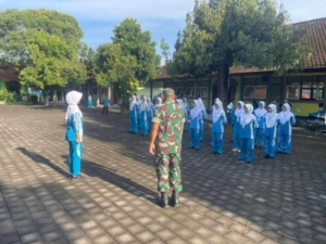 Tingkatkan Disiplin Siswa, Personel Koramil 1609-08/Gerokgak Berikan Pelatihan LKBB di MTsN 1 Buleleng*