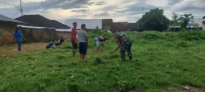 ‎Semangat Gotong Royong, Babinsa Serading Ajak Warga Peduli Kebersihan