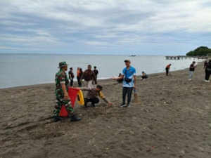 Babinsa Kalibukbuk Pimpin Aksi Bersih Pantai Binaria, Wujud Kepedulian Jaga Lovina