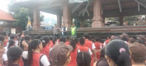 Tingkatkan Kepedulian Lingkungan, Babinsa Koramil Sukasada Gelar Gerakan Bersih Sampah di Desa Panji