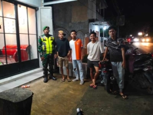 Menyapa di Gelap Malam, Koramil Lape Lopok Hadir untuk Rakyat