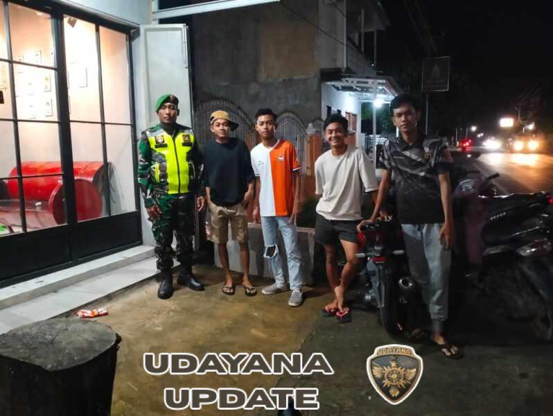 Menyapa di Gelap Malam, Koramil Lape Lopok Hadir untuk Rakyat