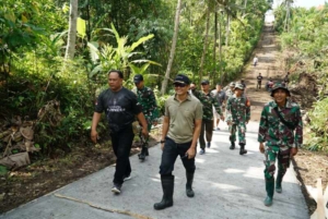 Dansatgas TMMD 127 Jembrana Bakar Semangat Prajurit di Lokasi Rabat Jalan”