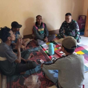 ‎Eksistensi Koramil 1607-03/Ropang Kuat, Warga Datang Bantu Bersih Lingkungan