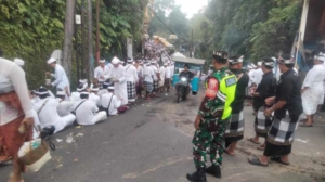 Sinergi Babinsa dan Pecalang Amankan Karya Agung di Pura Dalem Pingit Melinggih