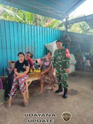 Sembari Pantau Operasional TOS, Babinsa Banjarangkan Serahkan Sembako Kepada Warga