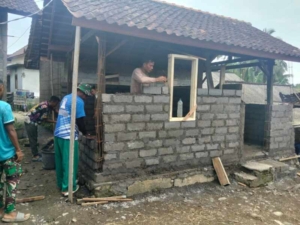 Progres Capai 65%, Satgas TMMD Jembrana Kebut Pemasangan Tembok Stimulan Servis Rumah di Desa Penyaringan.