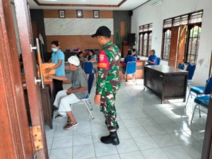 Babinsa Koramil Klungkung Dampingi Posyandu Lansia Di Desa Selisihan