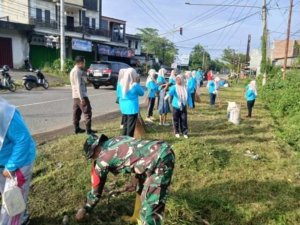 Babinsa Koramil 1628-01/Taliwang Pimpin Gotong Royong Jumat Bersih di Kelurahan Bugis