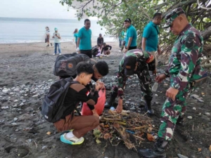 Sinergitas Lintas Sektor, IBM Desa Patemon Gelar Aksi Bersih Pantai di Desa Lokapaksa