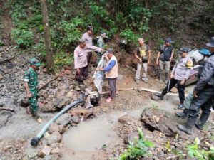Jaga Kelestarian Alam, Aparat Gabungan Beri Himbauan Penambang Liar di Batu Pusit