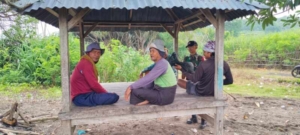 Babinsa Koramil 1614-05/Pekat Laksanakan Komsos, Imbau Nelayan Waspada Perubahan Cuaca
