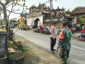 Babinsa Desa Belumbang Bersama Aparat dan Pecalang Amankan Upacara Ngaben Warga