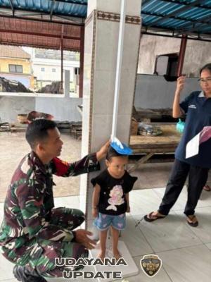 Babinsa Semarapura Kauh Hadir Dampingi Posyandu ILP Di Balai Banjar Sangkan Buana