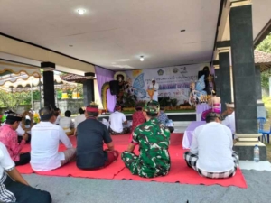 Babinsa 1623-08/Kubu Hadiri Kegiatan Lomba Dalam Rangka Bulan Bahasa Bali ke VIII di Desa Baturinggit