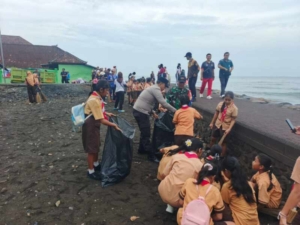 Pramuka Buleleng Gelar Bakti Resik Serentak di Muara Tukad Saba