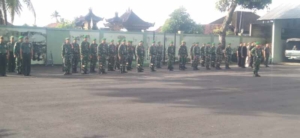Anggota Kodim 1623/Karangasem laksanakan upacara pengibaran bendera merah putih.