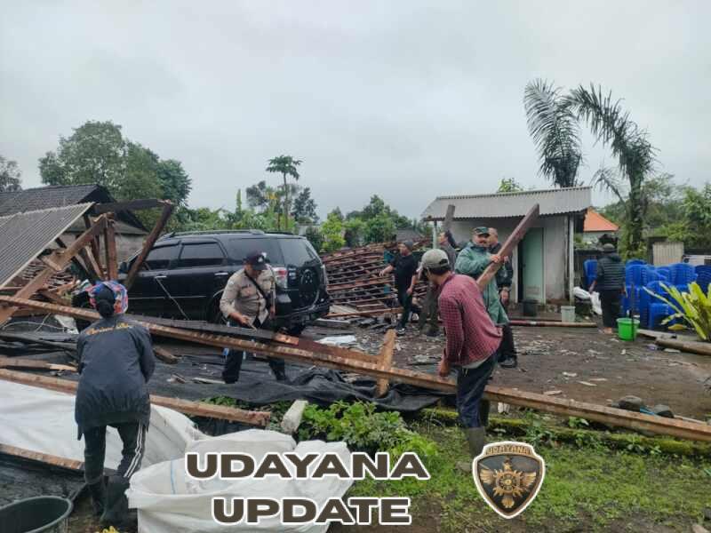 Babinsa dan Bhabinkamtibmas Desa Tiga Tanggap Atasi Kerusakan Rumah Akibat Hujan dan Angin Kencang