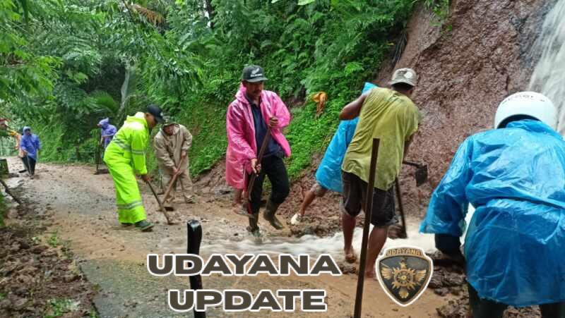 Babinsa Belimbing Bersama Unsur Terkait Gelar Kerja Bakti Bersihkan Jalan Usaha Tani Penghubung Dua Desa