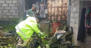 Babinsa 1623-07/Bebandem Tangani Pohon Tumbang Timpa Bangunan Warga di Desa Bhuana Giri