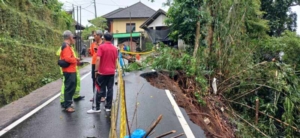 Babinsa Pejeng Kelod Sigap Tinjau Longsor di Sawa Gunung, Akses Jalan Menyempit