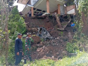 Curah Hujan Tinggi Picu Longsor, Babinsa Sidan Turun Langsung Lakukan Penanganan