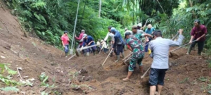 Gerak Cepat Babinsa Taro Pimpin Evakuasi Longsor, Akses Warga Puakan–Alas Pujung Kembali Terbuka