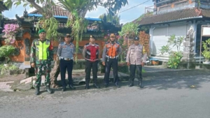 Aparat TNI Polri Di Klungkung Bersinergi Atensi Aksi Sosial Tim Pembina Posyandu Provinsi Bali Di Desa Kamasan