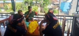 Babinsa dan Bhabinkamtibmas Ringdikit Perkuat Sinergi Bersama Pacalang Desa Adat
