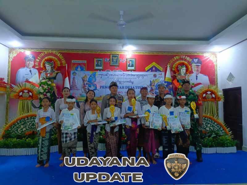 Babinsa 1623-02/Abang Bersama Pemerintah Desa Tista Sukseskan Lomba Nyurat Aksara Bali