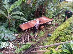 Babinsa 1623-08/Kubu Tinjau Rumah Warga Roboh di Desa Tianyar Tengah