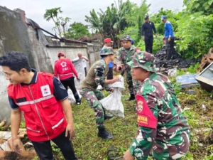 Pasca Kebakaran Di Banjar Budaga, Aparat Gabungan Gelar Gotong Royong