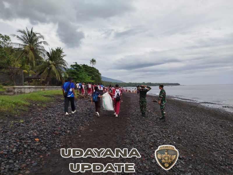 Danramil 1623-08/Kubu Gelar Karya Bhakti Pembersihan Pantai Libatkan Pelajar dan Masyarakat