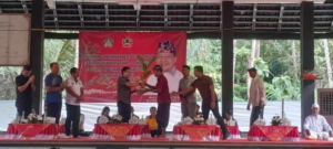 Batituud Koramil 1623-04/Sidemen Dampingi Penyerahan Bibit Kelapa Genjah kepada Petani Arak