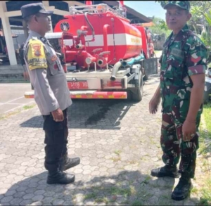 Aksi Cepat Babinsa dan Bhabinkamtibmas Singapadu Tengah Bantu Atasi Kebakaran Warung