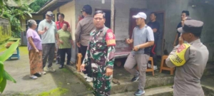 Babinsa dan Bhabinkamtibmas Monitoring Pemasangan Stiker Penerima Bansos di Desa Gunungsari