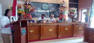 Bulan Bahasa Bali Digelar Di Kantor Desa, Babinsa Sampalan Tengah Hadir Beri Pendampingan