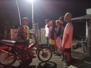 Babinsa Kodim 1608-05/Donggo Intensifkan Ronda Malam, Himbau Warga Jaga Keamanan dan Kerukunan