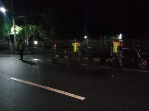 Babinsa Rasanae Intensifkan Patroli Malam Demi Situasi Aman dan Kondusif