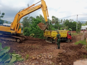 Danramil Monta Pimpin Pembukaan Jalan Tani, TMMD ke-127 Resmi Dimulai